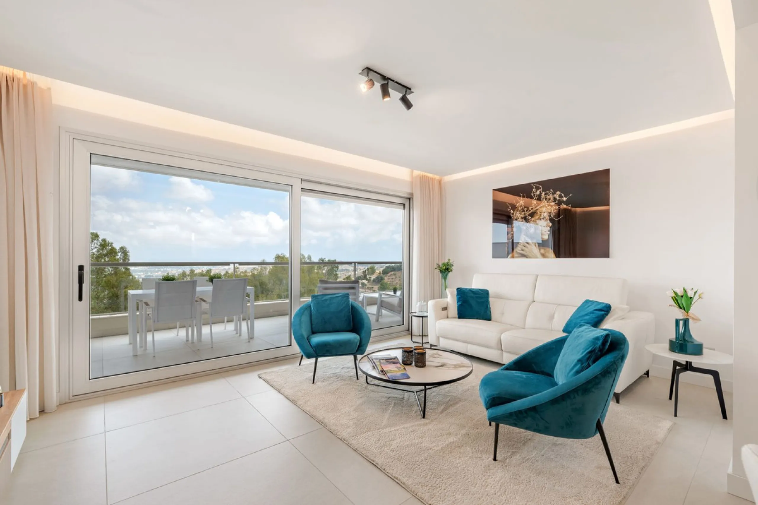 **The property holds a valid short-term holiday rental licence, making it a solid option for personal use and rental income.**
