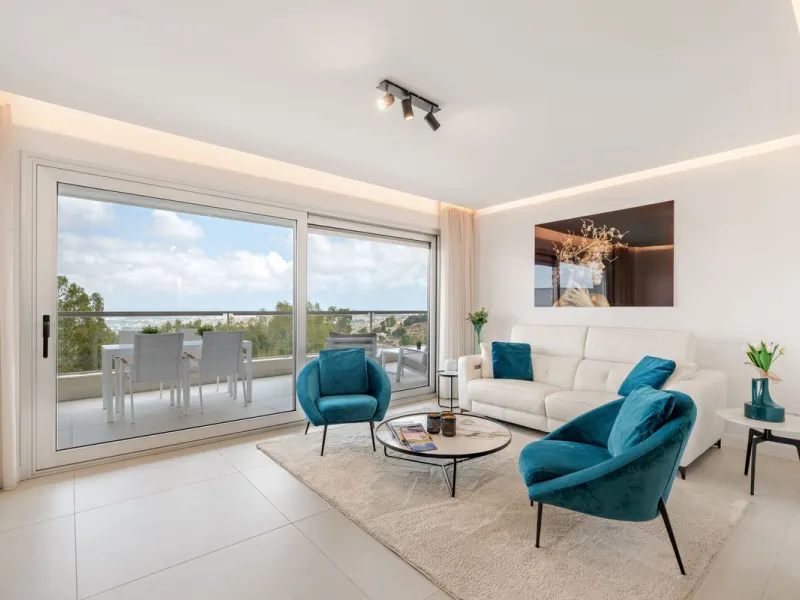 **The property holds a valid short-term holiday rental licence, making it a solid option for personal use and rental income.**