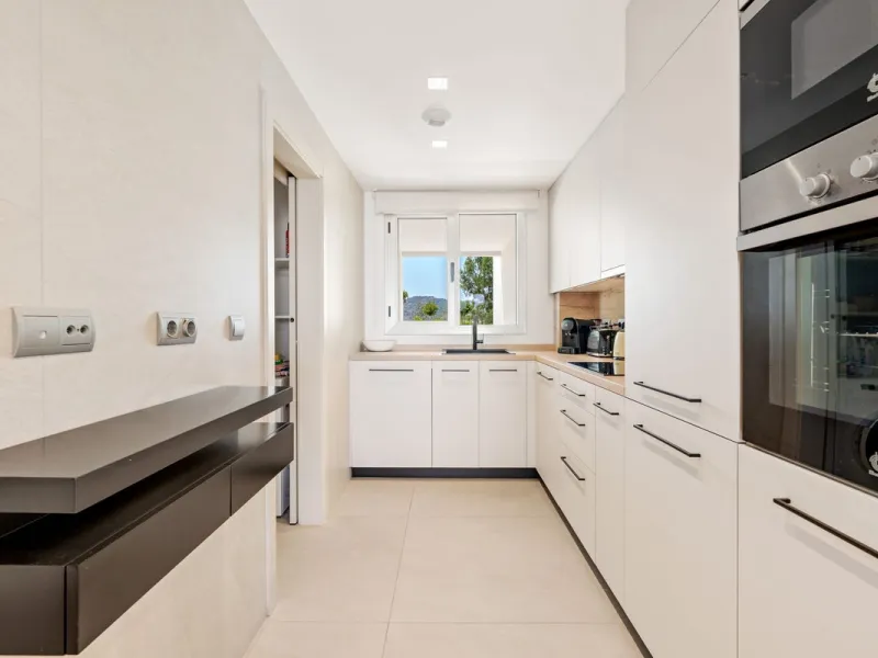 **The property holds a valid short-term holiday rental licence, making it a solid option for personal use and rental income.**