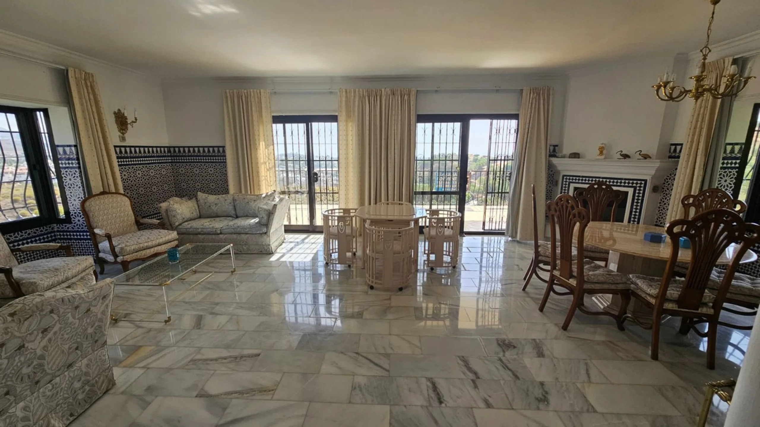 House - Detached Villa в продаже в Mijas, Málaga. В доме 4 спален и 4 ванных комнат. Площадь дома 377 м². Площадь участка 1220 м²