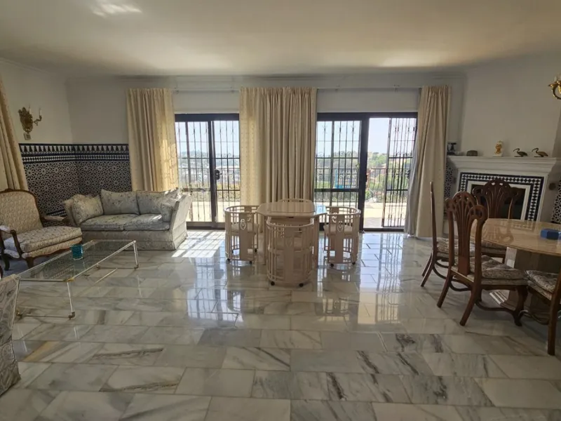 House - Detached Villa в продаже в Mijas, Málaga. В доме 4 спален и 4 ванных комнат. Площадь дома 377 м². Площадь участка 1220 м²