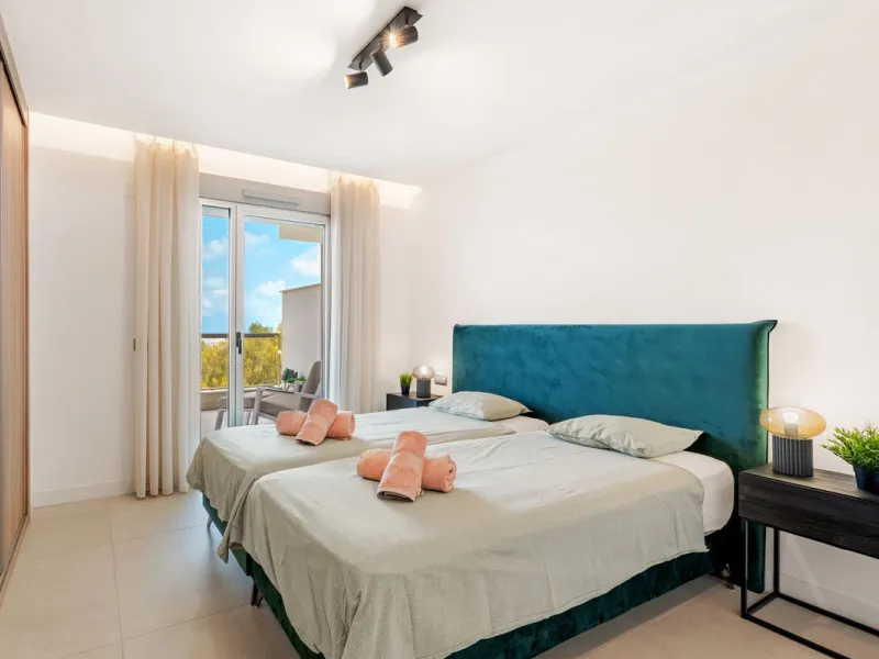 **The property holds a valid short-term holiday rental licence, making it a solid option for personal use and rental income.**