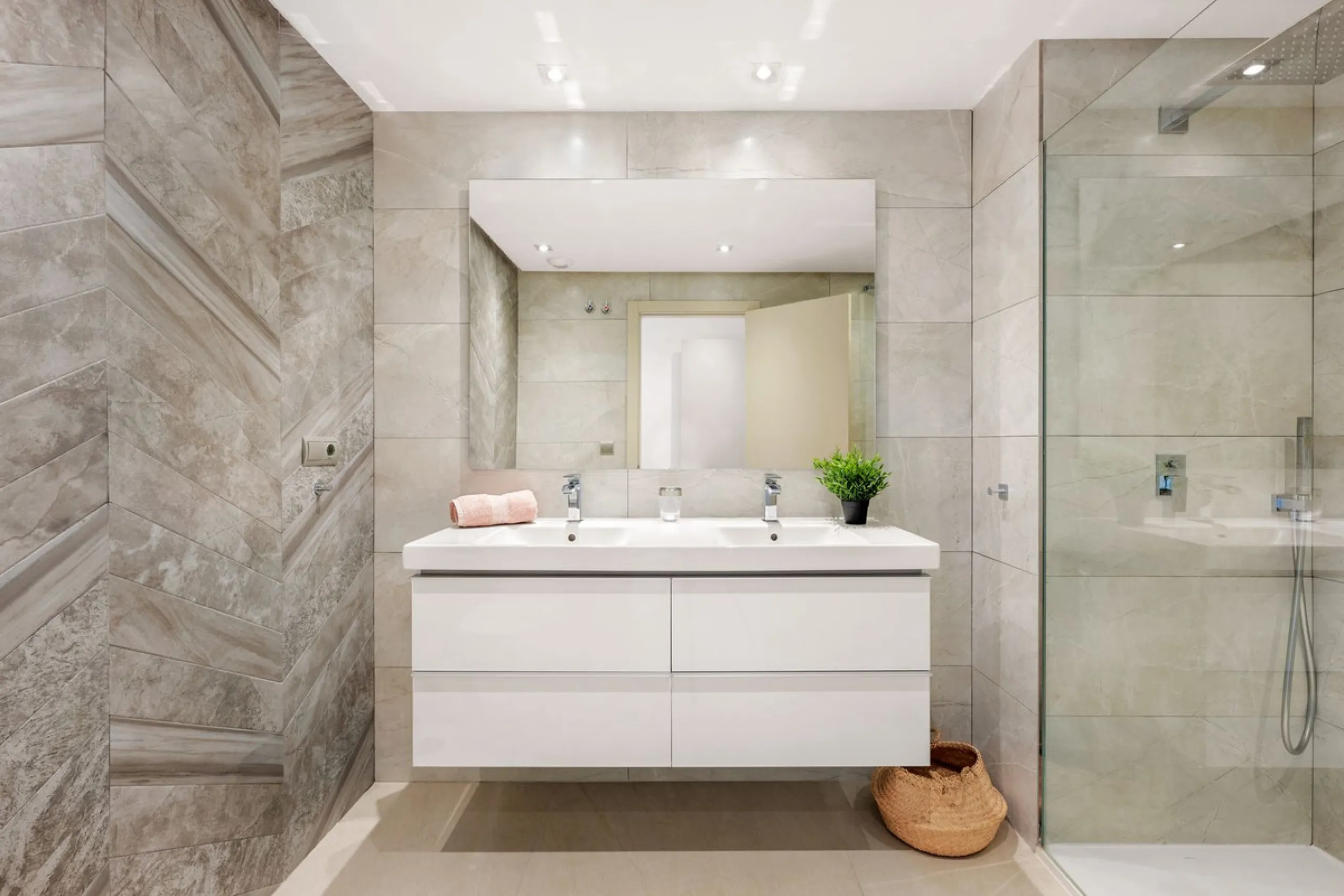 **The property holds a valid short-term holiday rental licence, making it a solid option for personal use and rental income.**