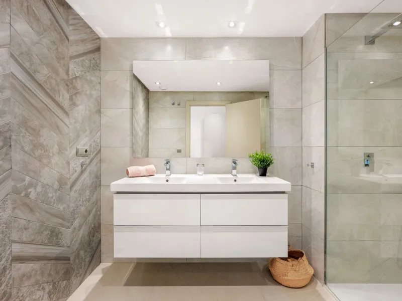 **The property holds a valid short-term holiday rental licence, making it a solid option for personal use and rental income.**
