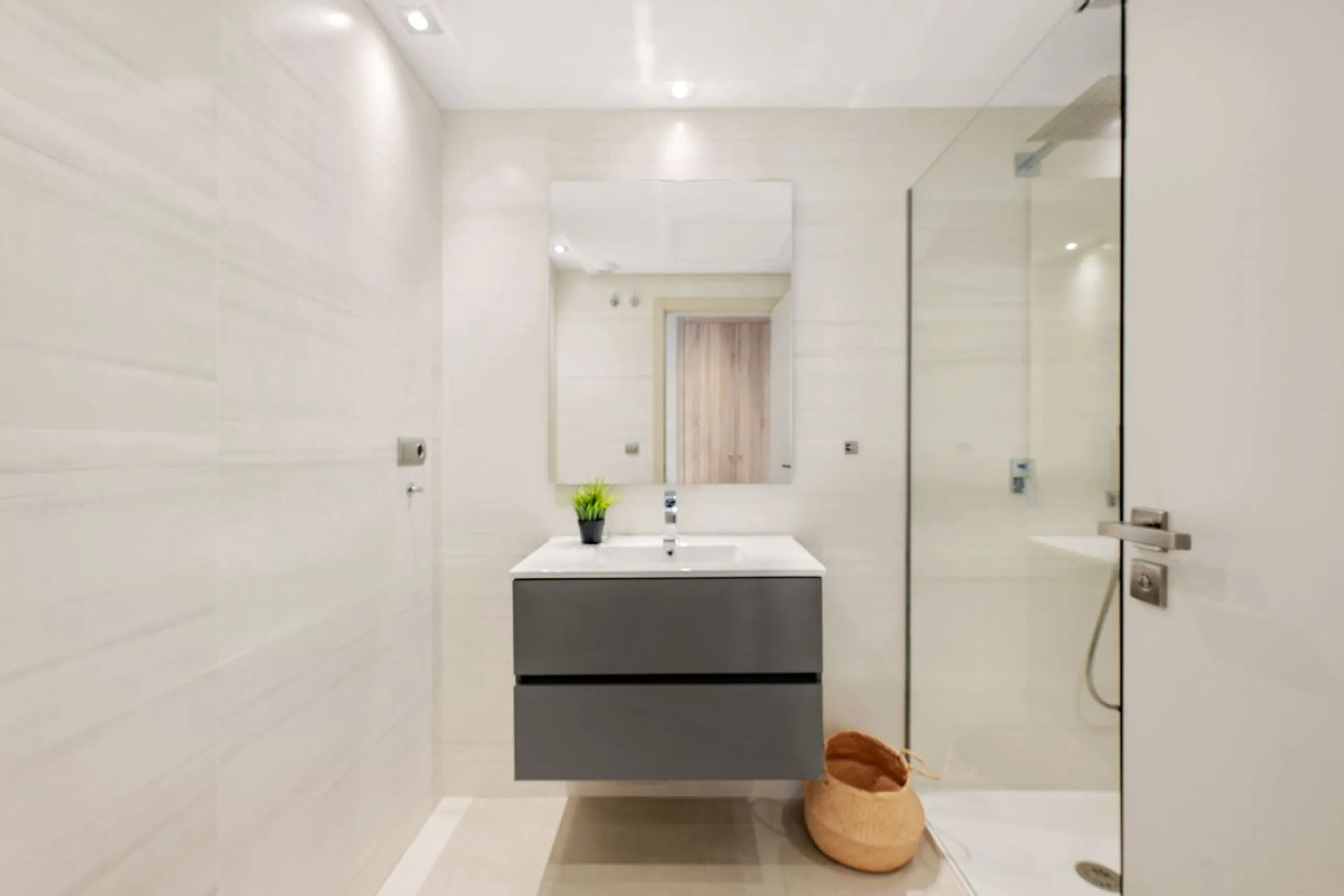 **The property holds a valid short-term holiday rental licence, making it a solid option for personal use and rental income.**