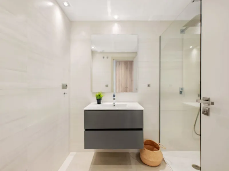 **The property holds a valid short-term holiday rental licence, making it a solid option for personal use and rental income.**