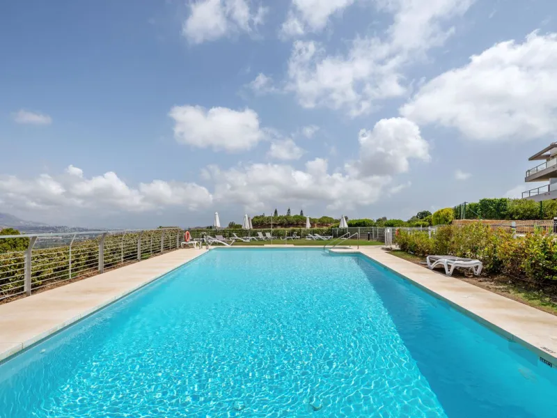 **The property holds a valid short-term holiday rental licence, making it a solid option for personal use and rental income.**