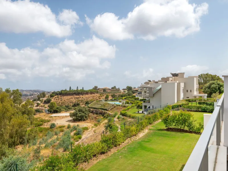 **The property holds a valid short-term holiday rental licence, making it a solid option for personal use and rental income.**