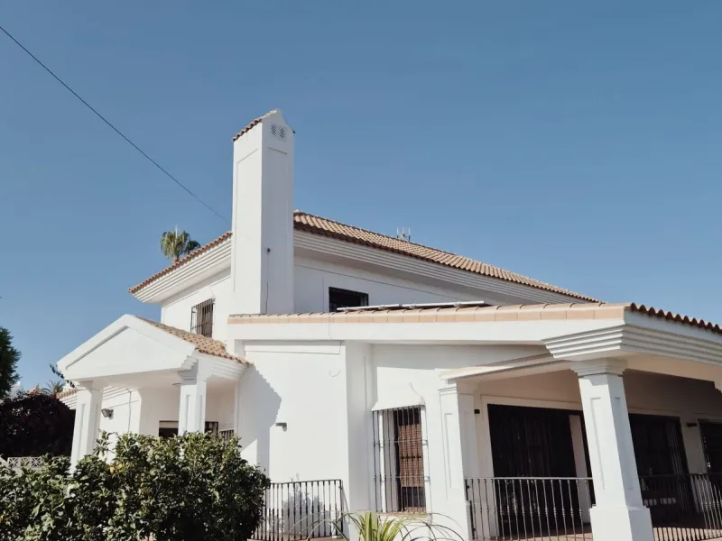 Discover this stunning Mediterranean-style home, located just a few meters from the sea. This charming residence offers an unbeatable location, with restaurants nearby and a seaside promenade within easy walking distance. The house features five spacious 