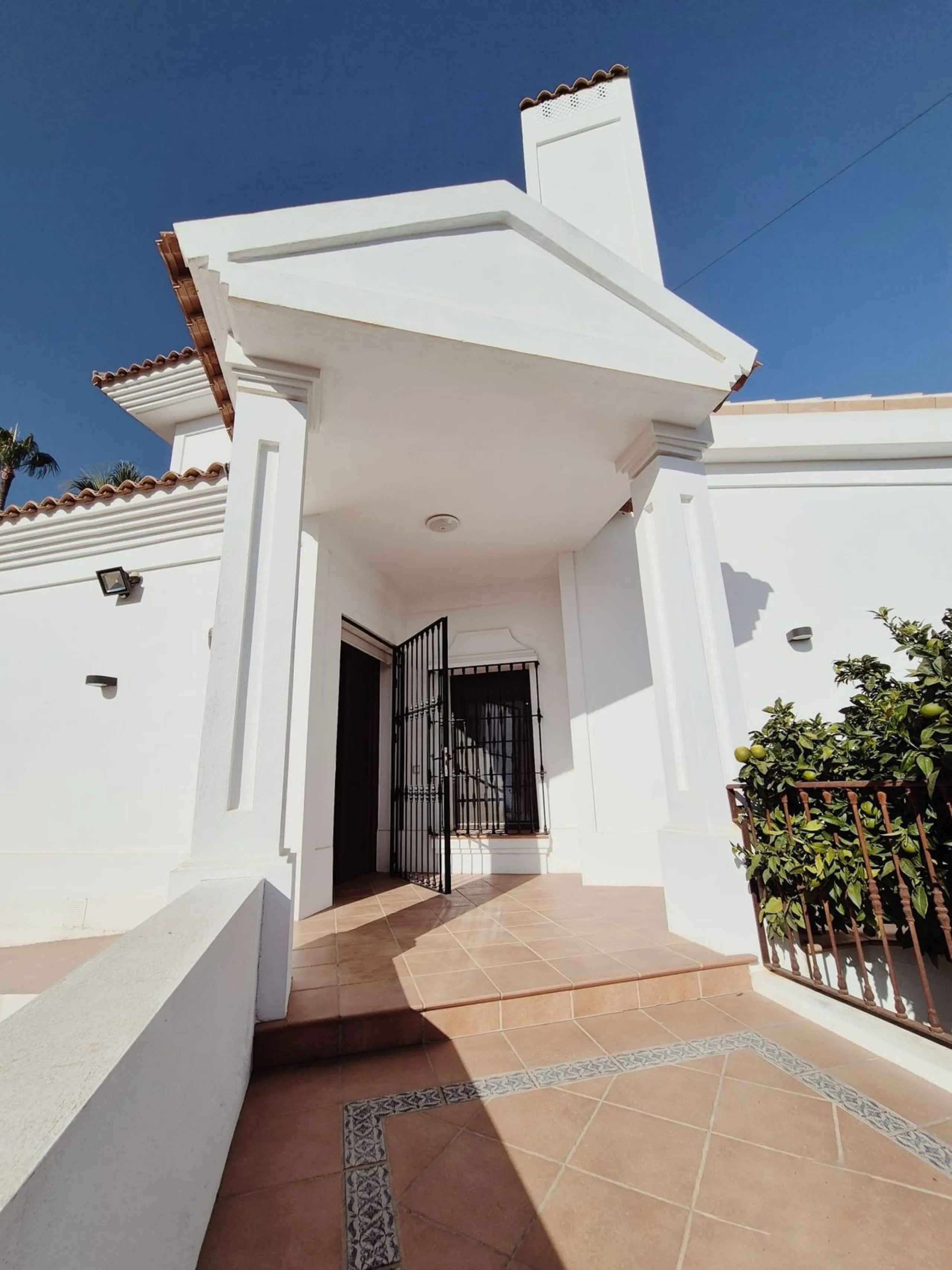 Discover this stunning Mediterranean-style home, located just a few meters from the sea. This charming residence offers an unbeatable location, with restaurants nearby and a seaside promenade within easy walking distance. The house features five spacious 