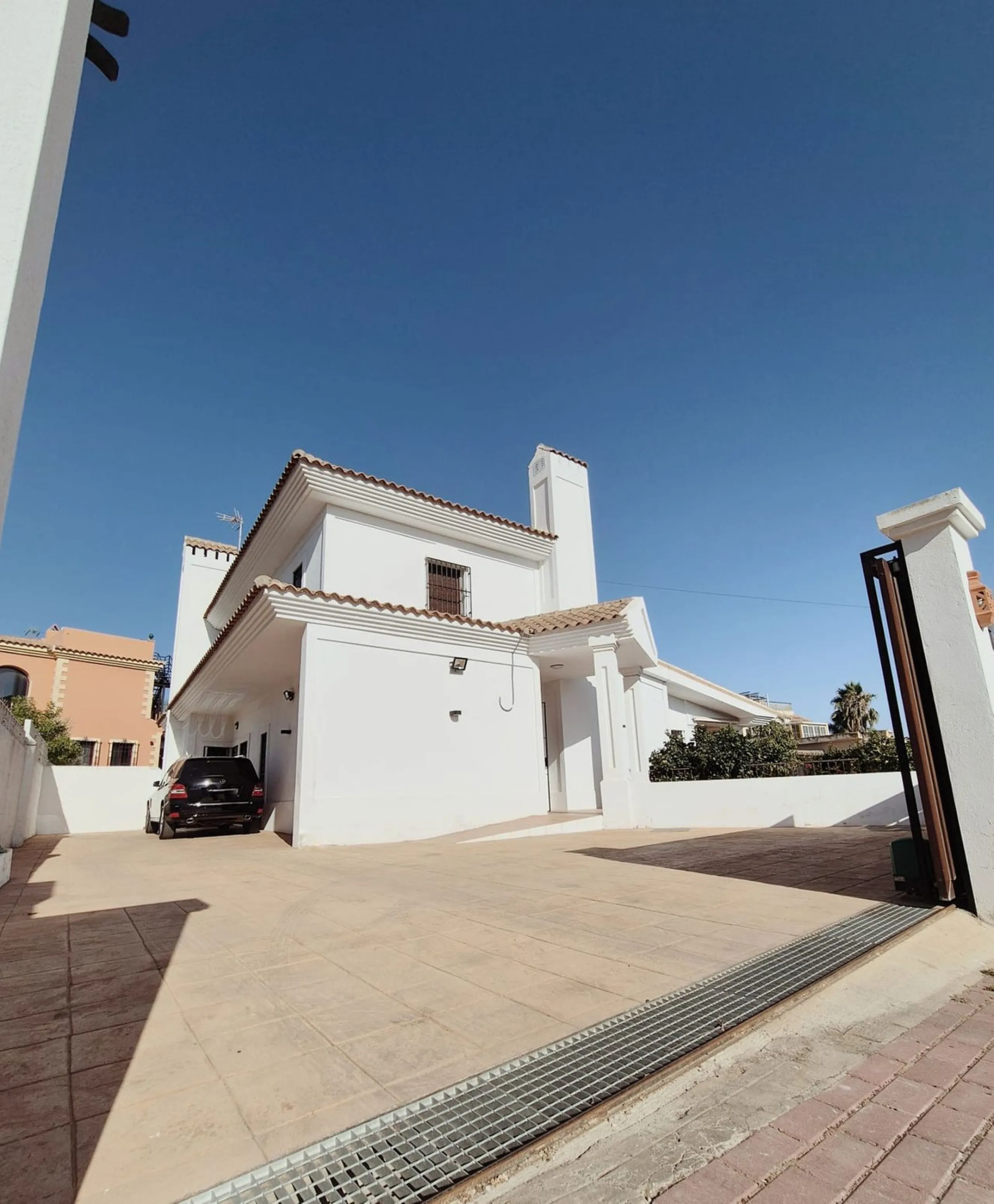 Discover this stunning Mediterranean-style home, located just a few meters from the sea. This charming residence offers an unbeatable location, with restaurants nearby and a seaside promenade within easy walking distance. The house features five spacious 