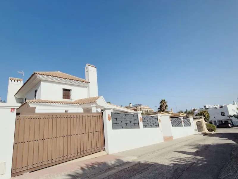 Discover this stunning Mediterranean-style home, located just a few meters from the sea. This charming residence offers an unbeatable location, with restaurants nearby and a seaside promenade within easy walking distance. The house features five spacious 