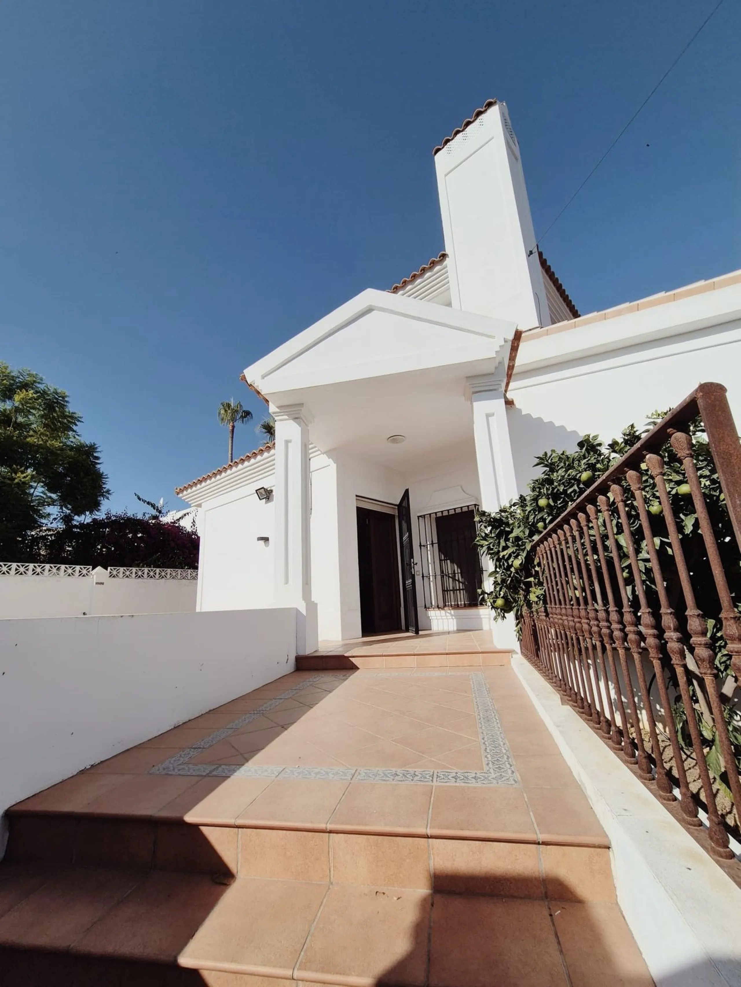 Discover this stunning Mediterranean-style home, located just a few meters from the sea. This charming residence offers an unbeatable location, with restaurants nearby and a seaside promenade within easy walking distance. The house features five spacious 