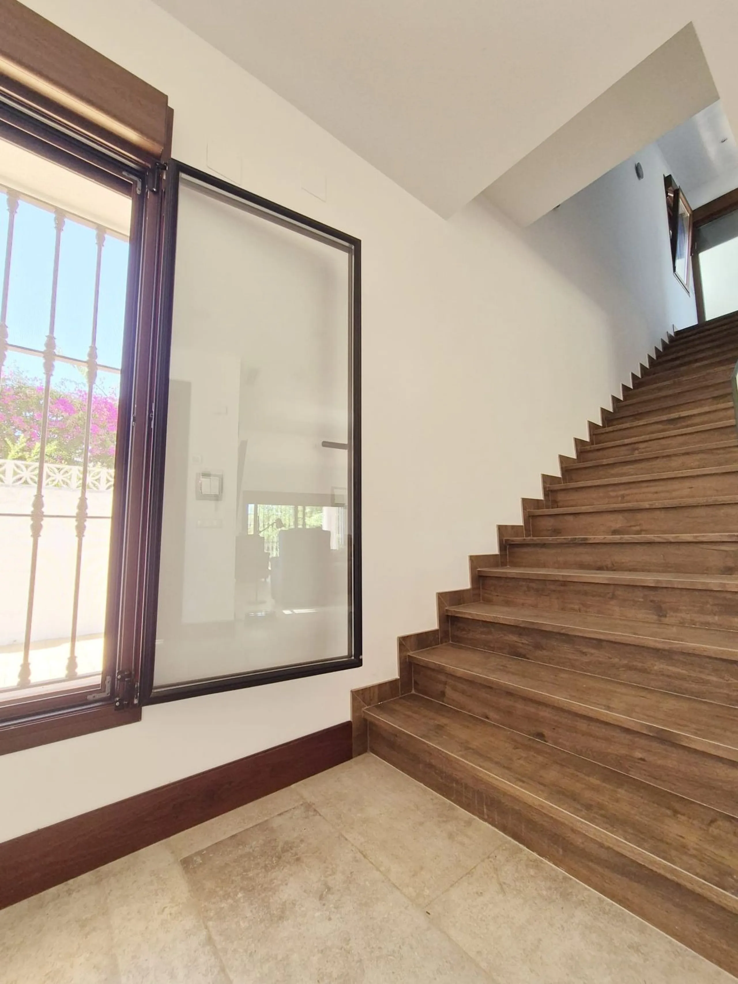 Discover this stunning Mediterranean-style home, located just a few meters from the sea. This charming residence offers an unbeatable location, with restaurants nearby and a seaside promenade within easy walking distance. The house features five spacious 