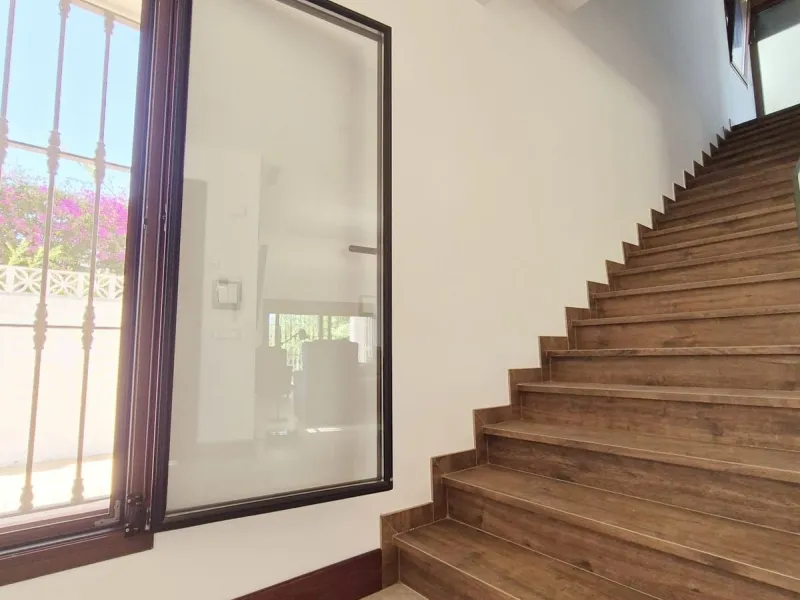 Discover this stunning Mediterranean-style home, located just a few meters from the sea. This charming residence offers an unbeatable location, with restaurants nearby and a seaside promenade within easy walking distance. The house features five spacious 