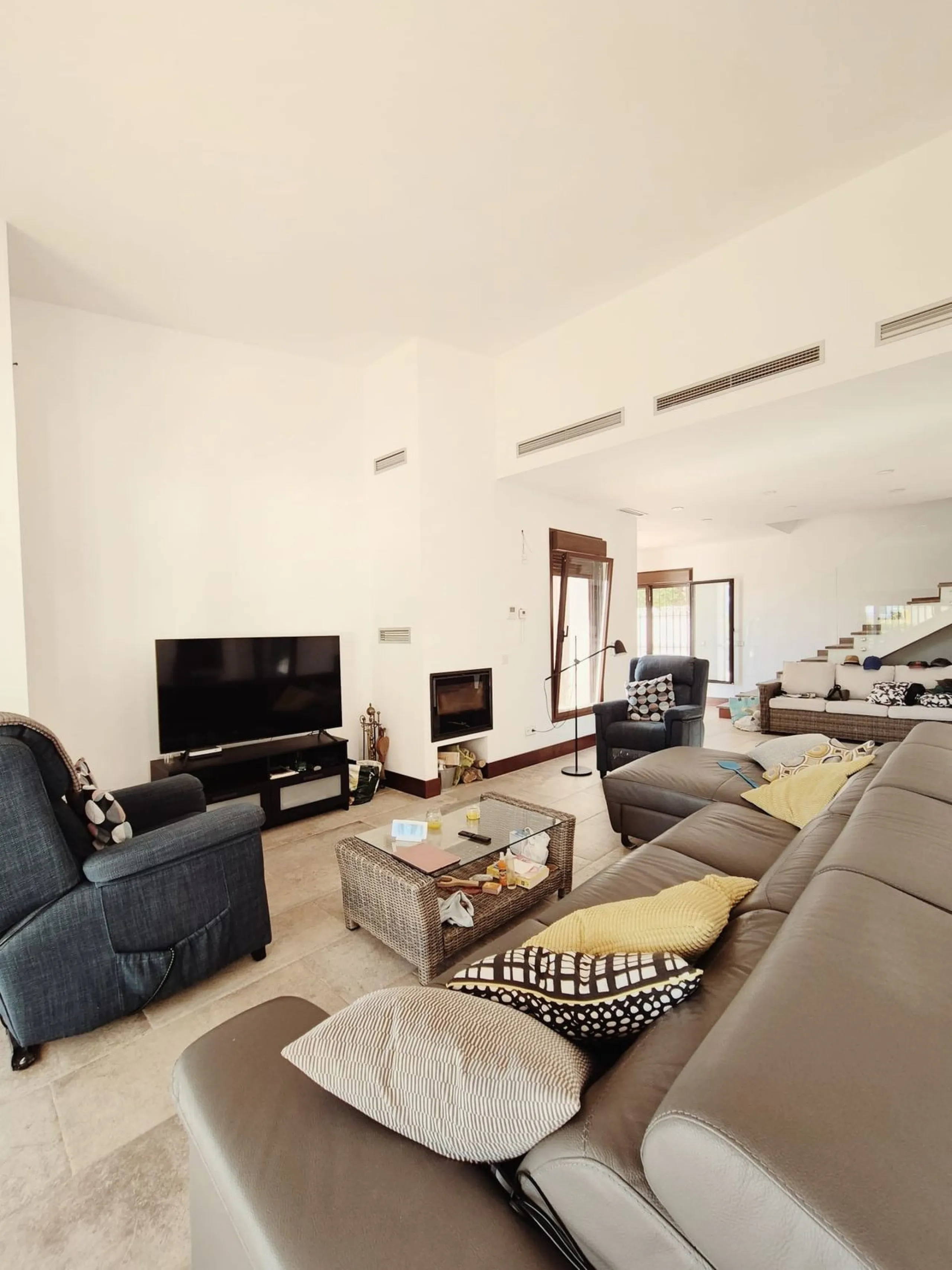 Discover this stunning Mediterranean-style home, located just a few meters from the sea. This charming residence offers an unbeatable location, with restaurants nearby and a seaside promenade within easy walking distance. The house features five spacious 