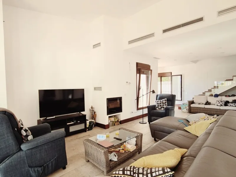 Discover this stunning Mediterranean-style home, located just a few meters from the sea. This charming residence offers an unbeatable location, with restaurants nearby and a seaside promenade within easy walking distance. The house features five spacious 