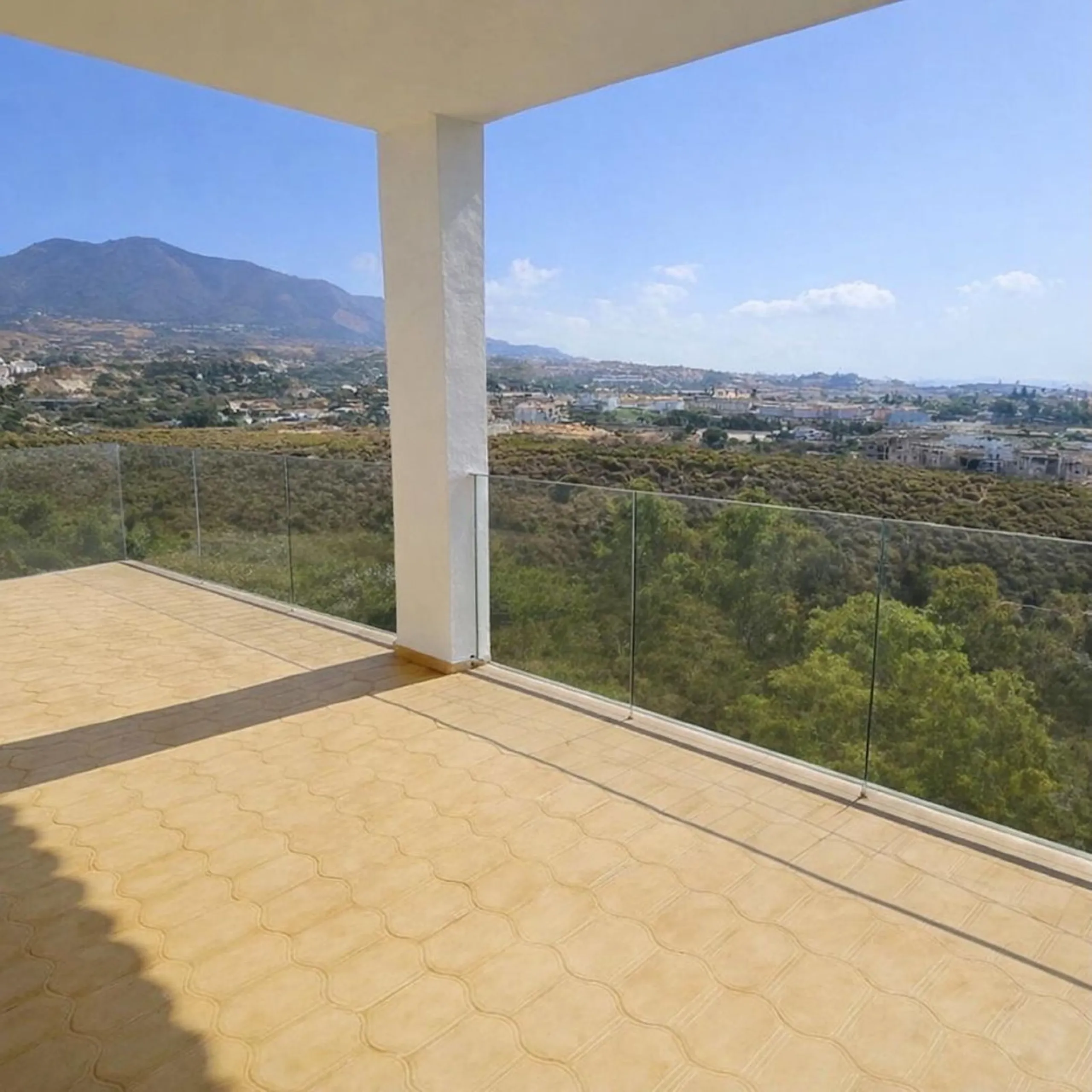 House - Detached Villa в продаже в Mijas, Málaga. В доме 4 спален и 4 ванных комнат. Площадь дома 377 м². Площадь участка 1220 м²