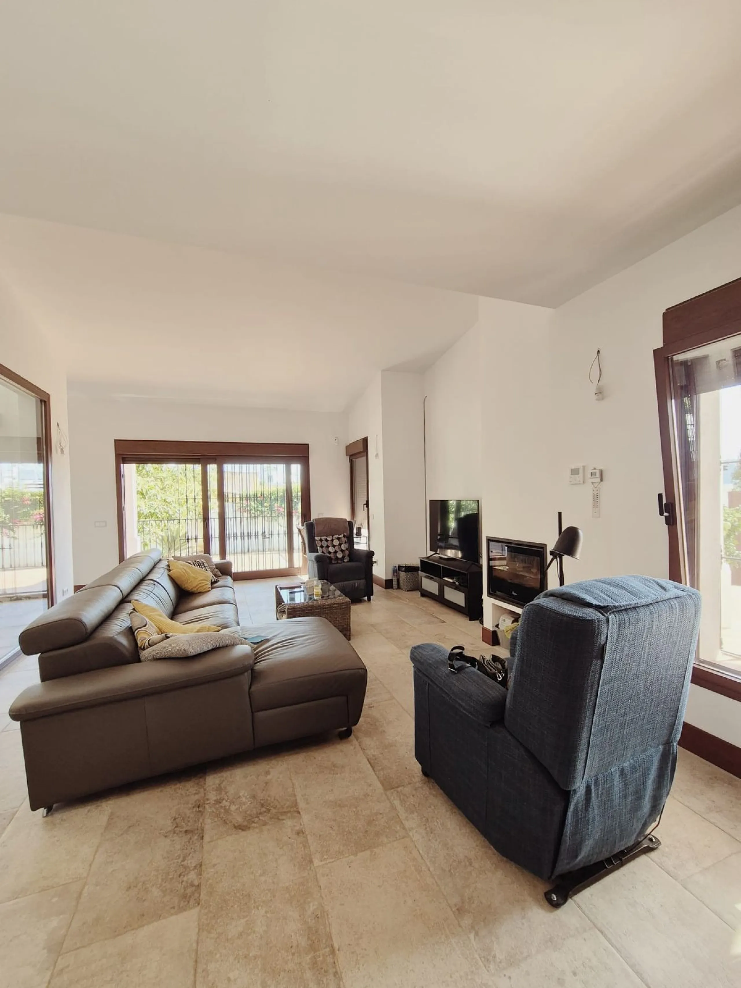 Discover this stunning Mediterranean-style home, located just a few meters from the sea. This charming residence offers an unbeatable location, with restaurants nearby and a seaside promenade within easy walking distance. The house features five spacious 