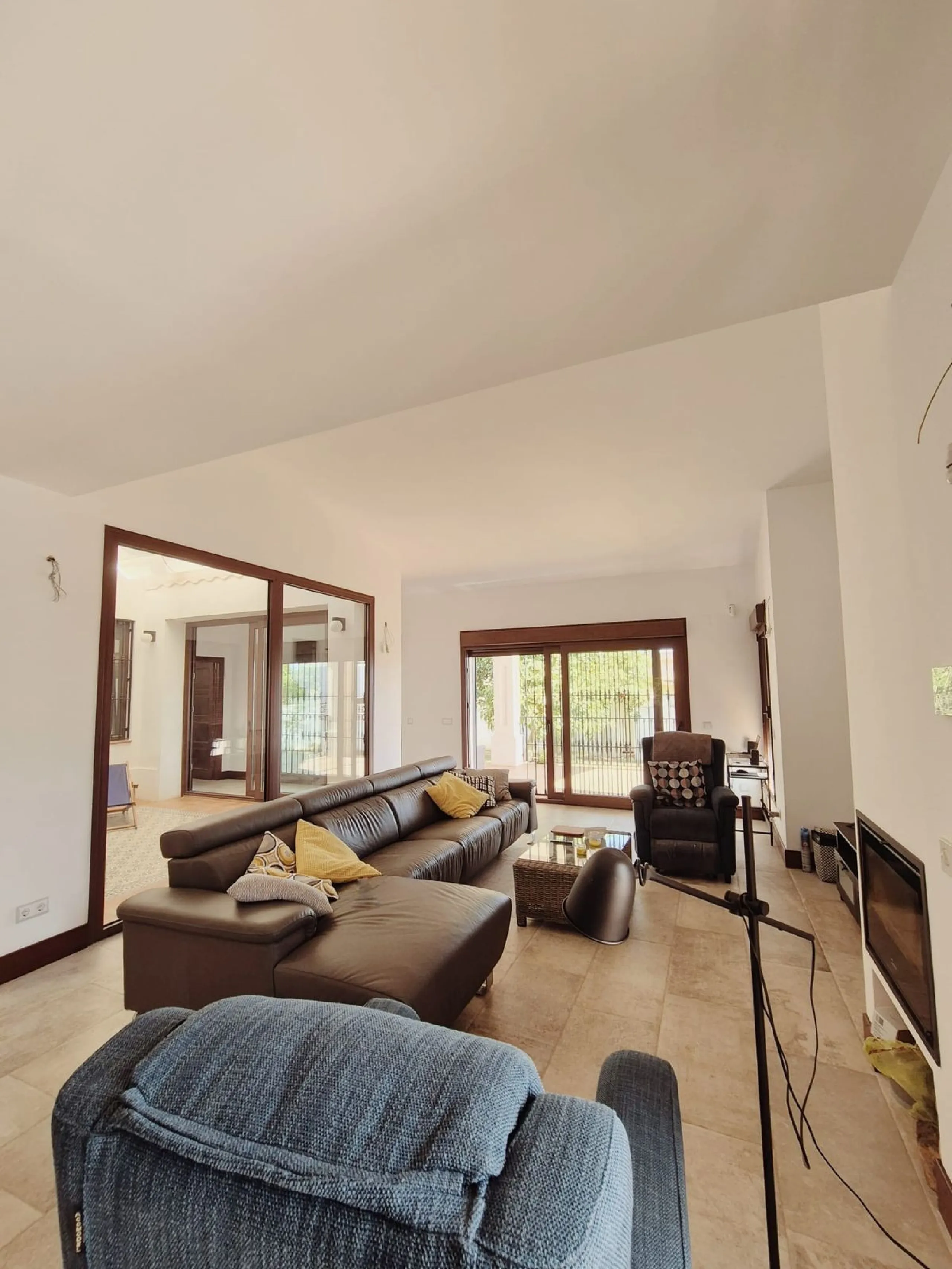 Discover this stunning Mediterranean-style home, located just a few meters from the sea. This charming residence offers an unbeatable location, with restaurants nearby and a seaside promenade within easy walking distance. The house features five spacious 