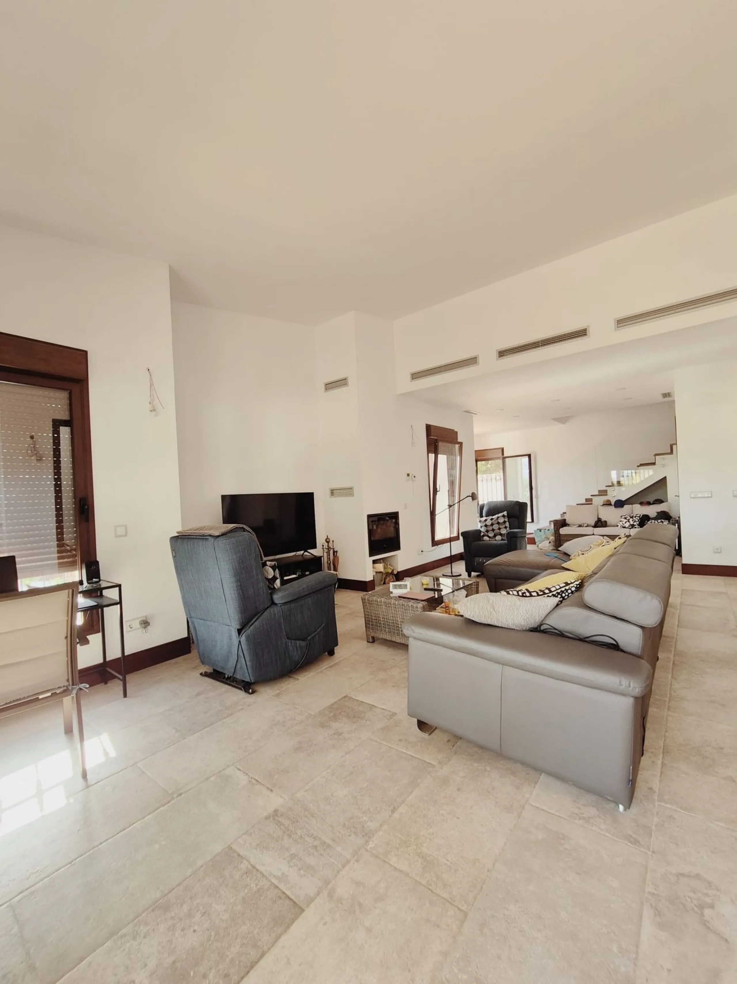 Discover this stunning Mediterranean-style home, located just a few meters from the sea. This charming residence offers an unbeatable location, with restaurants nearby and a seaside promenade within easy walking distance. The house features five spacious 