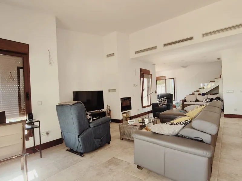 Discover this stunning Mediterranean-style home, located just a few meters from the sea. This charming residence offers an unbeatable location, with restaurants nearby and a seaside promenade within easy walking distance. The house features five spacious 