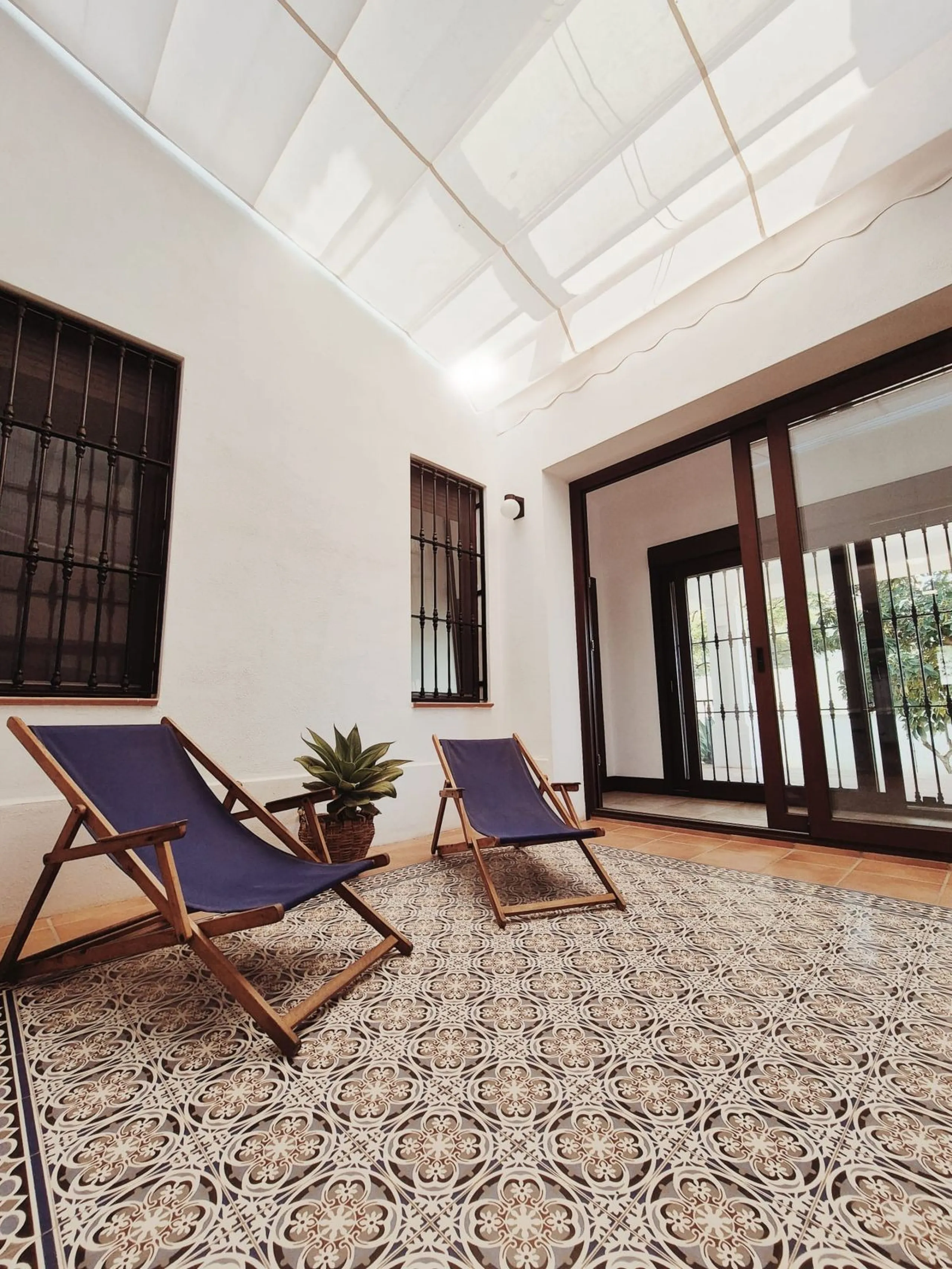 Discover this stunning Mediterranean-style home, located just a few meters from the sea. This charming residence offers an unbeatable location, with restaurants nearby and a seaside promenade within easy walking distance. The house features five spacious 