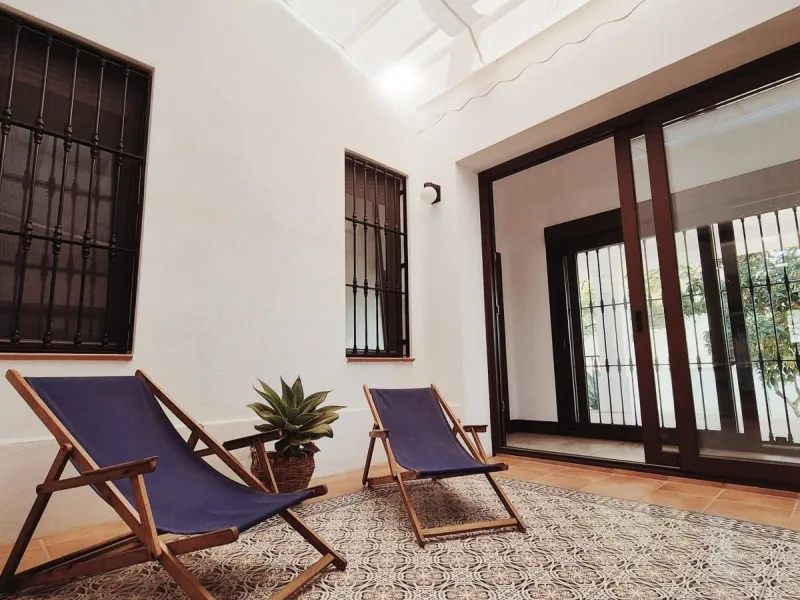 Discover this stunning Mediterranean-style home, located just a few meters from the sea. This charming residence offers an unbeatable location, with restaurants nearby and a seaside promenade within easy walking distance. The house features five spacious 