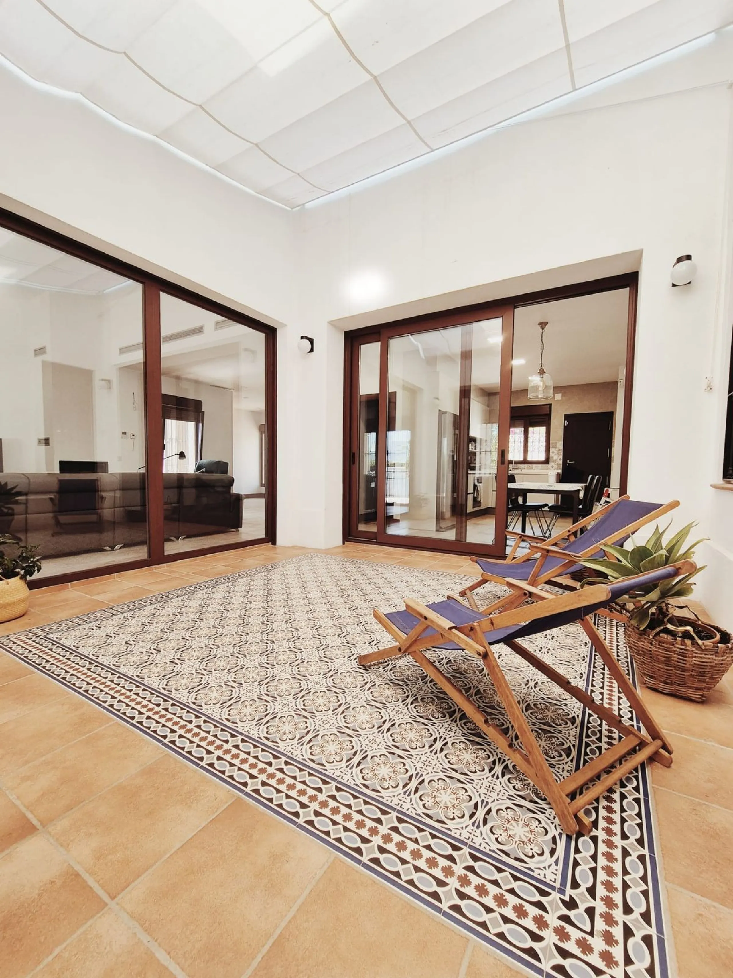 Discover this stunning Mediterranean-style home, located just a few meters from the sea. This charming residence offers an unbeatable location, with restaurants nearby and a seaside promenade within easy walking distance. The house features five spacious 