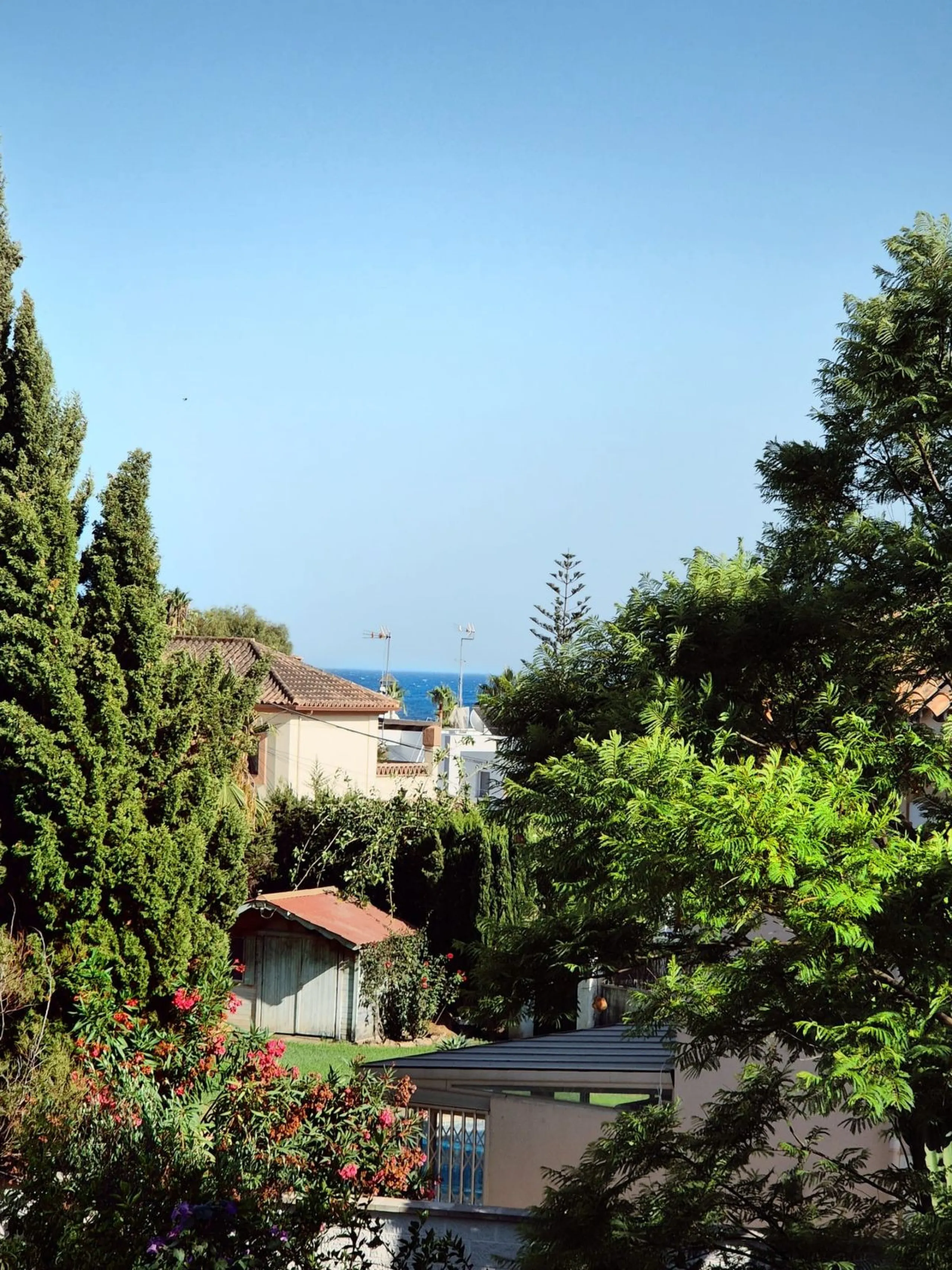 Discover this stunning Mediterranean-style home, located just a few meters from the sea. This charming residence offers an unbeatable location, with restaurants nearby and a seaside promenade within easy walking distance. The house features five spacious 