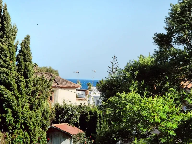 Discover this stunning Mediterranean-style home, located just a few meters from the sea. This charming residence offers an unbeatable location, with restaurants nearby and a seaside promenade within easy walking distance. The house features five spacious 