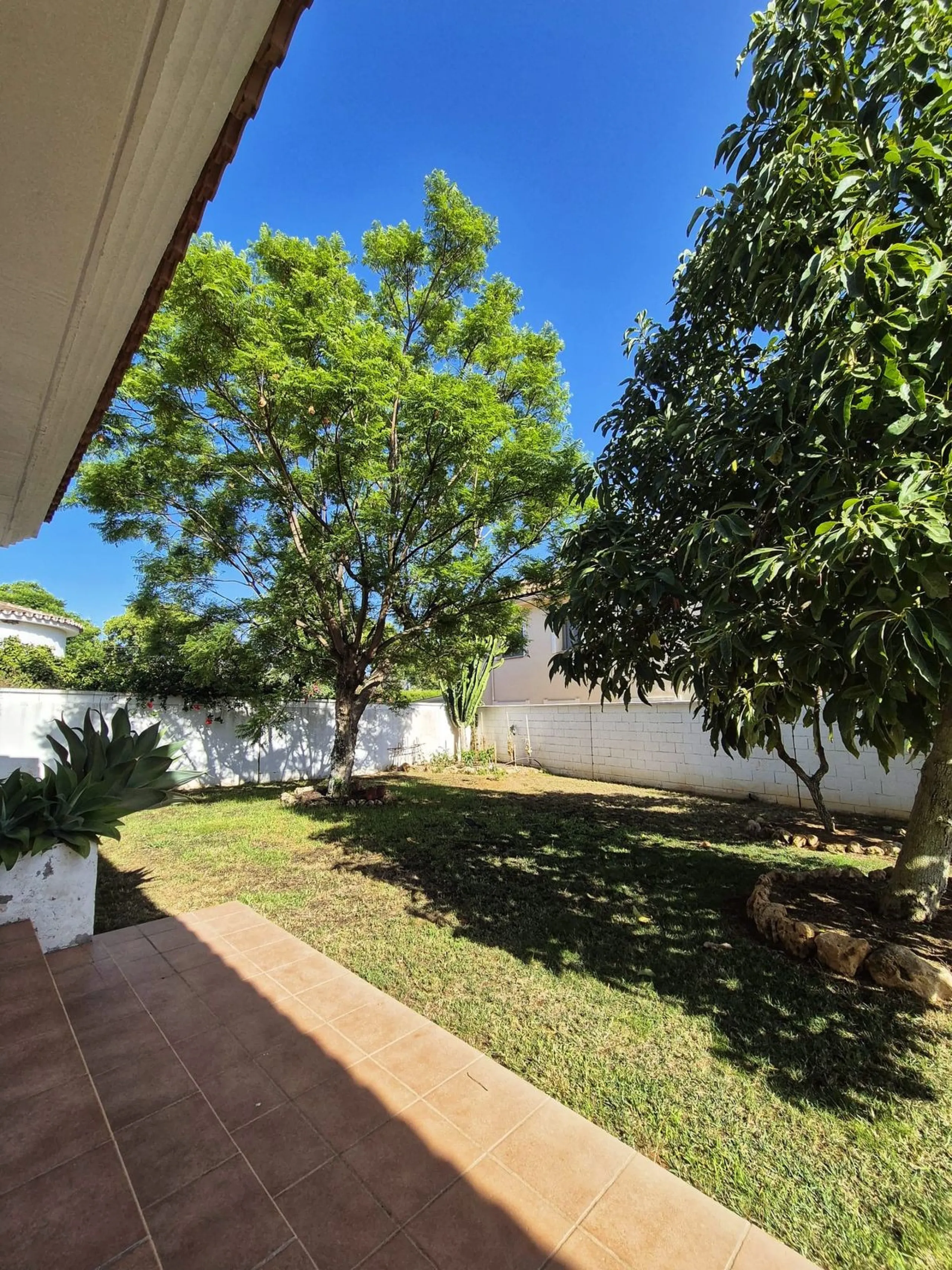 Discover this stunning Mediterranean-style home, located just a few meters from the sea. This charming residence offers an unbeatable location, with restaurants nearby and a seaside promenade within easy walking distance. The house features five spacious 