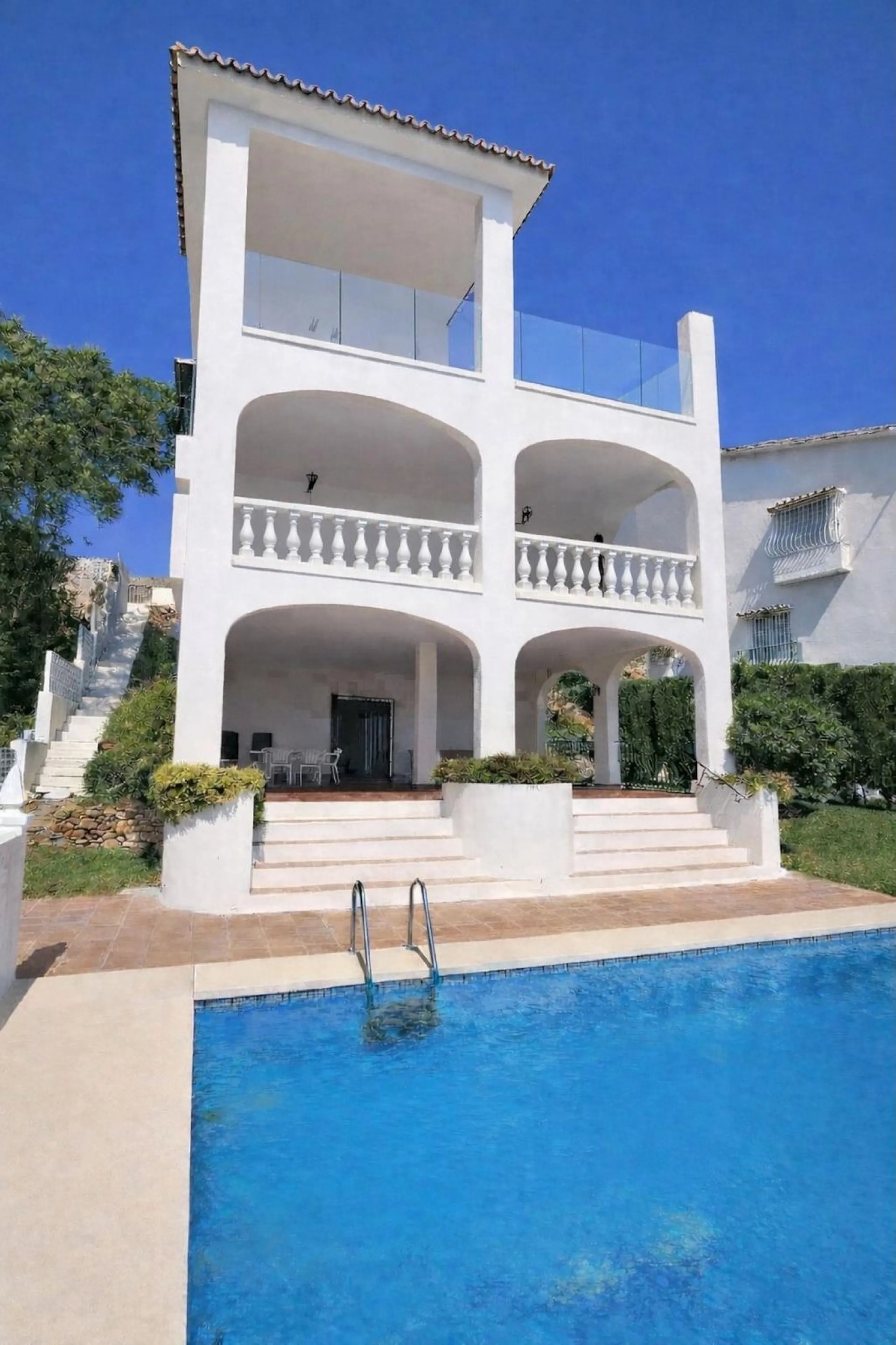 House - Detached Villa в продаже в Mijas, Málaga. В доме 4 спален и 4 ванных комнат. Площадь дома 377 м². Площадь участка 1220 м²