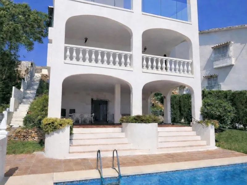 House - Detached Villa в продаже в Mijas, Málaga. В доме 4 спален и 4 ванных комнат. Площадь дома 377 м². Площадь участка 1220 м²