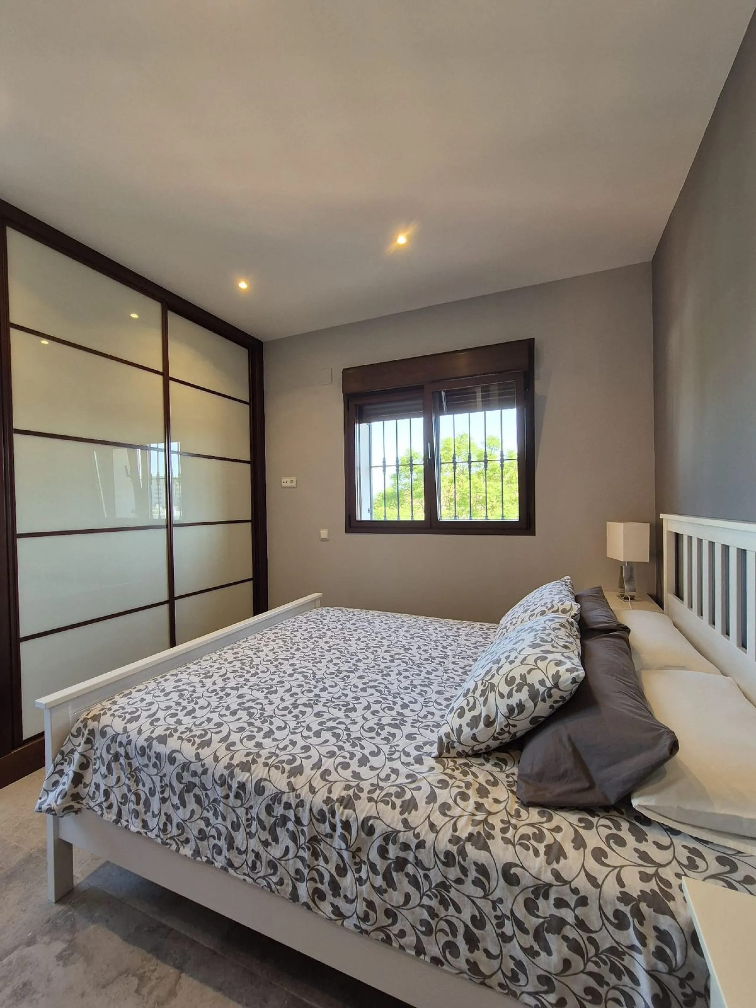 Discover this stunning Mediterranean-style home, located just a few meters from the sea. This charming residence offers an unbeatable location, with restaurants nearby and a seaside promenade within easy walking distance. The house features five spacious 