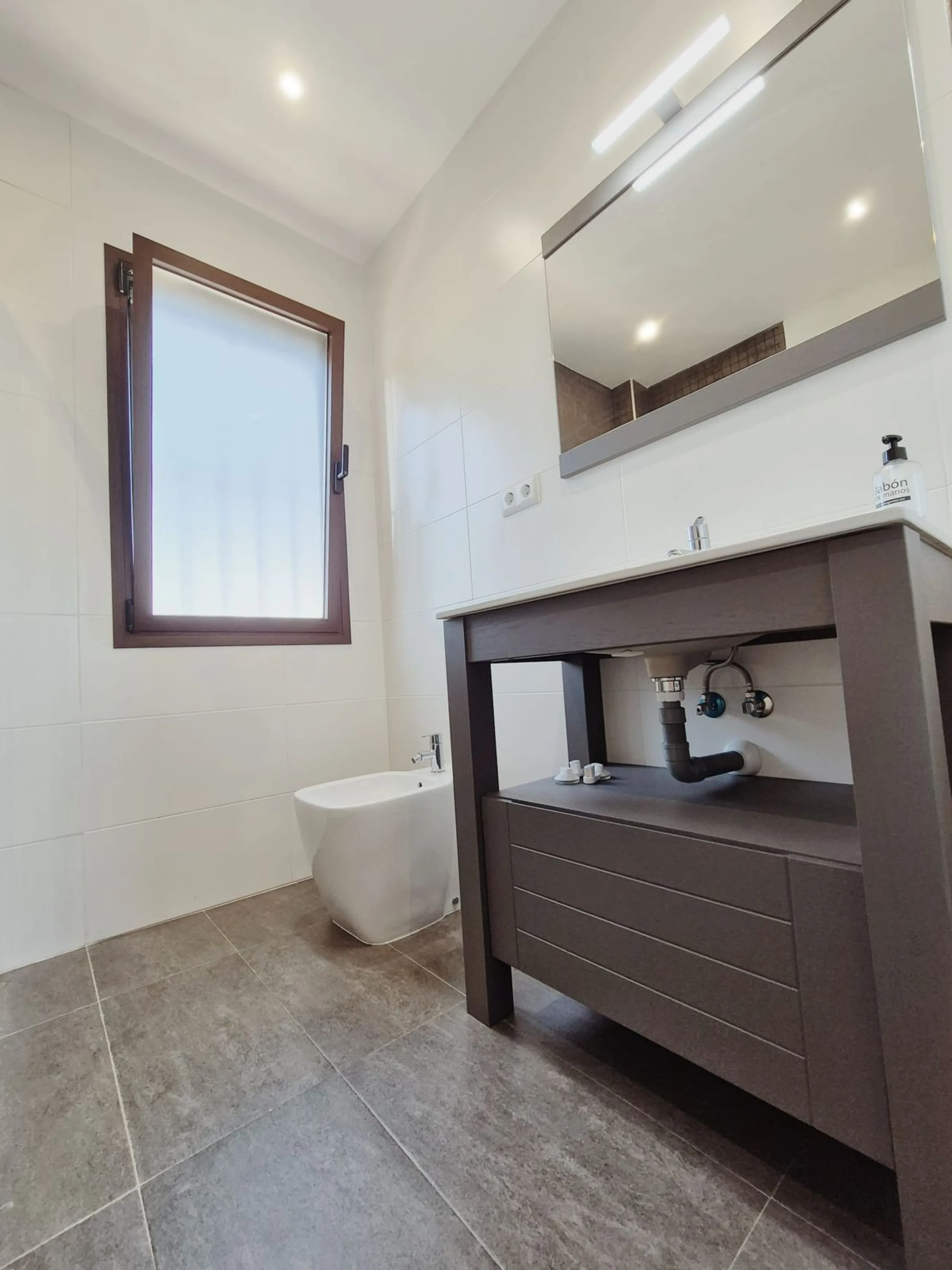 Discover this stunning Mediterranean-style home, located just a few meters from the sea. This charming residence offers an unbeatable location, with restaurants nearby and a seaside promenade within easy walking distance. The house features five spacious 