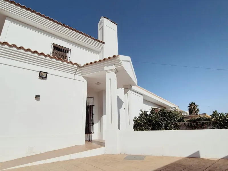 Discover this stunning Mediterranean-style home, located just a few meters from the sea. This charming residence offers an unbeatable location, with restaurants nearby and a seaside promenade within easy walking distance. The house features five spacious 