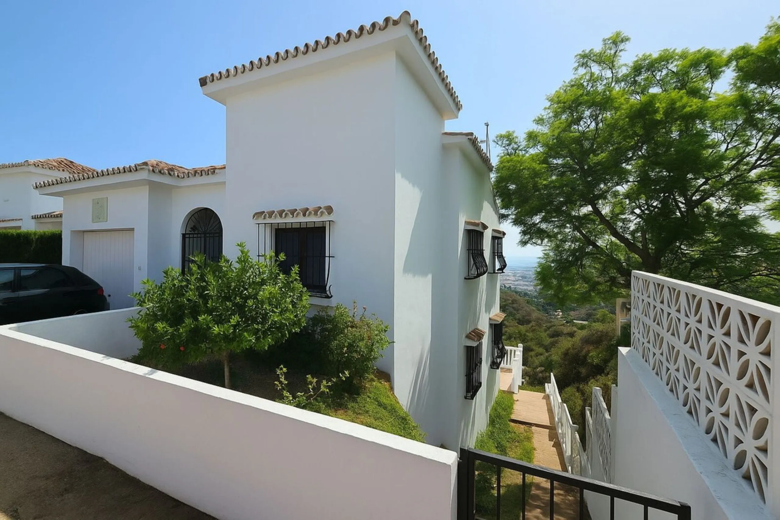 House - Detached Villa в продаже в Mijas, Málaga. В доме 4 спален и 4 ванных комнат. Площадь дома 377 м². Площадь участка 1220 м²