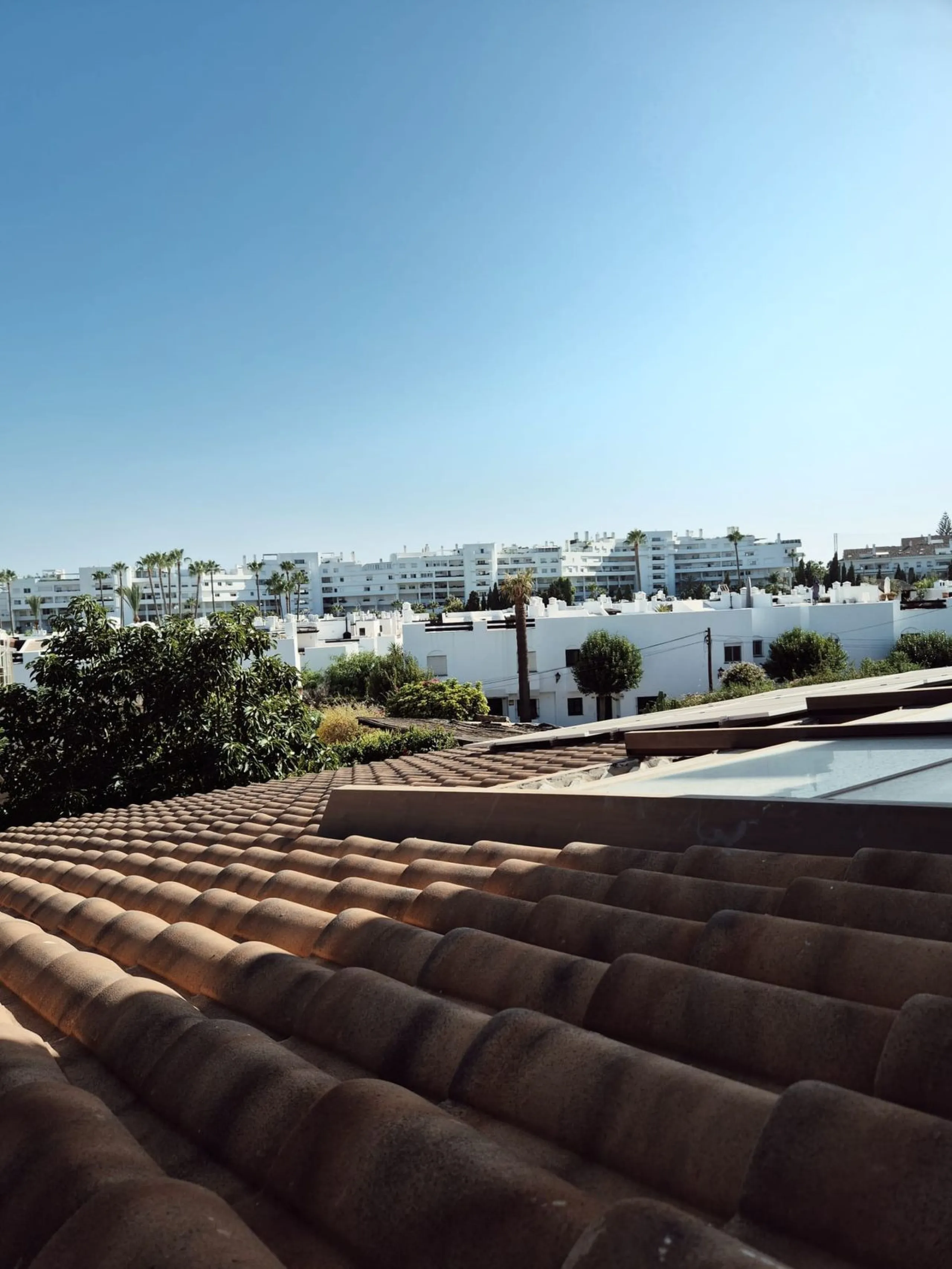 Discover this stunning Mediterranean-style home, located just a few meters from the sea. This charming residence offers an unbeatable location, with restaurants nearby and a seaside promenade within easy walking distance. The house features five spacious 