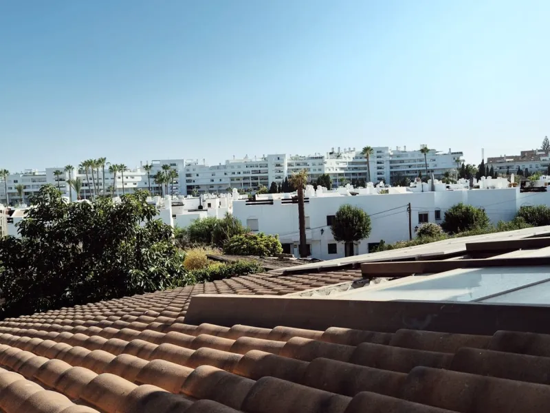 Discover this stunning Mediterranean-style home, located just a few meters from the sea. This charming residence offers an unbeatable location, with restaurants nearby and a seaside promenade within easy walking distance. The house features five spacious 
