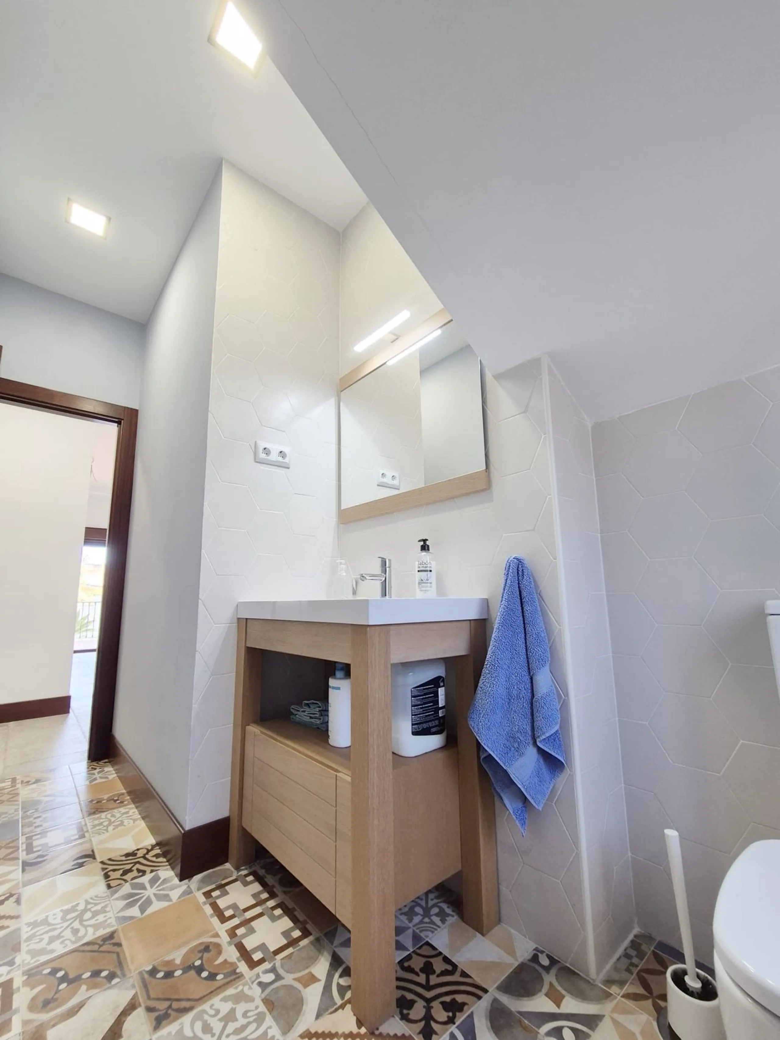 Discover this stunning Mediterranean-style home, located just a few meters from the sea. This charming residence offers an unbeatable location, with restaurants nearby and a seaside promenade within easy walking distance. The house features five spacious 