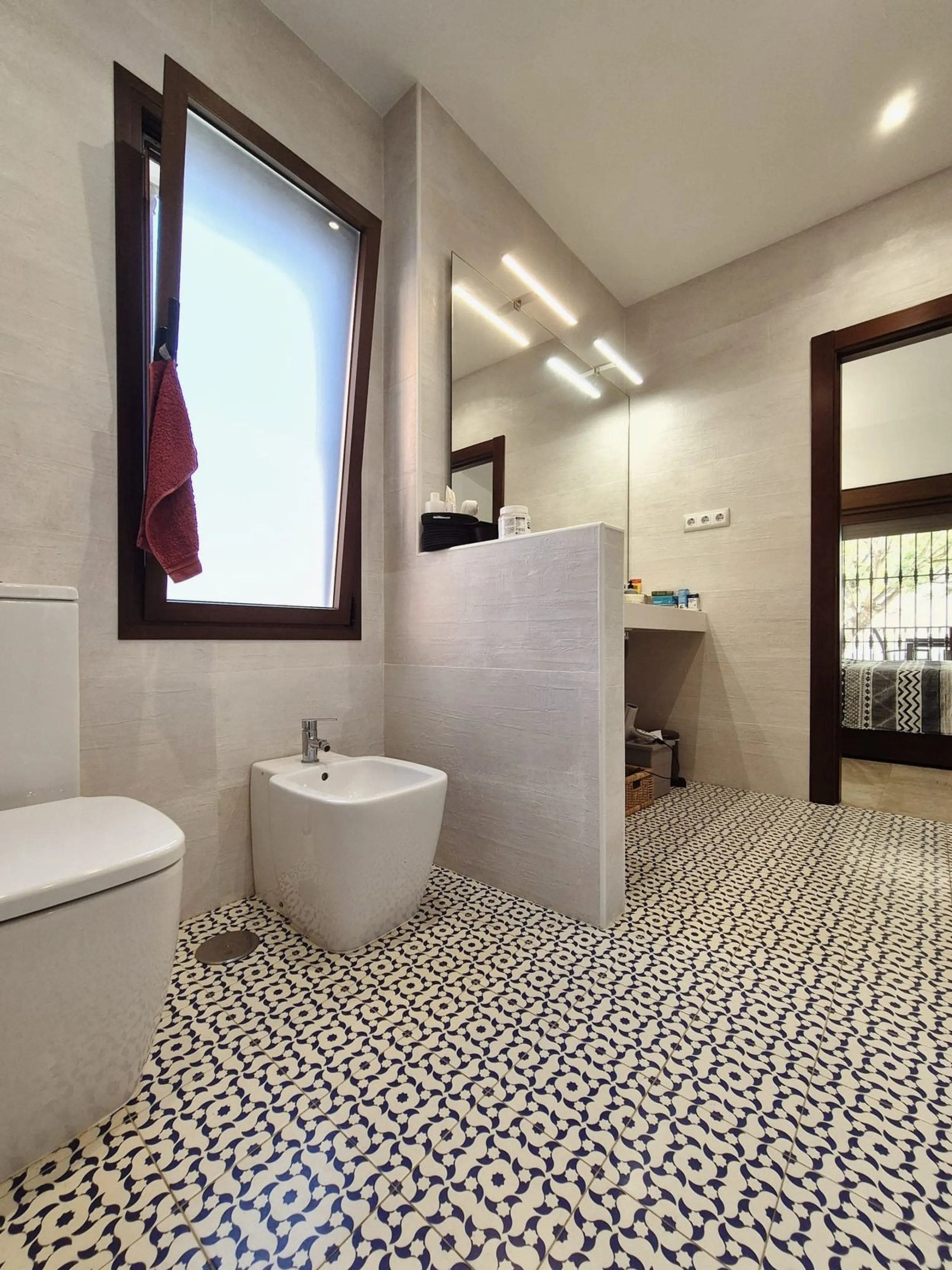 Discover this stunning Mediterranean-style home, located just a few meters from the sea. This charming residence offers an unbeatable location, with restaurants nearby and a seaside promenade within easy walking distance. The house features five spacious 