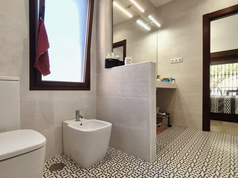 Discover this stunning Mediterranean-style home, located just a few meters from the sea. This charming residence offers an unbeatable location, with restaurants nearby and a seaside promenade within easy walking distance. The house features five spacious 