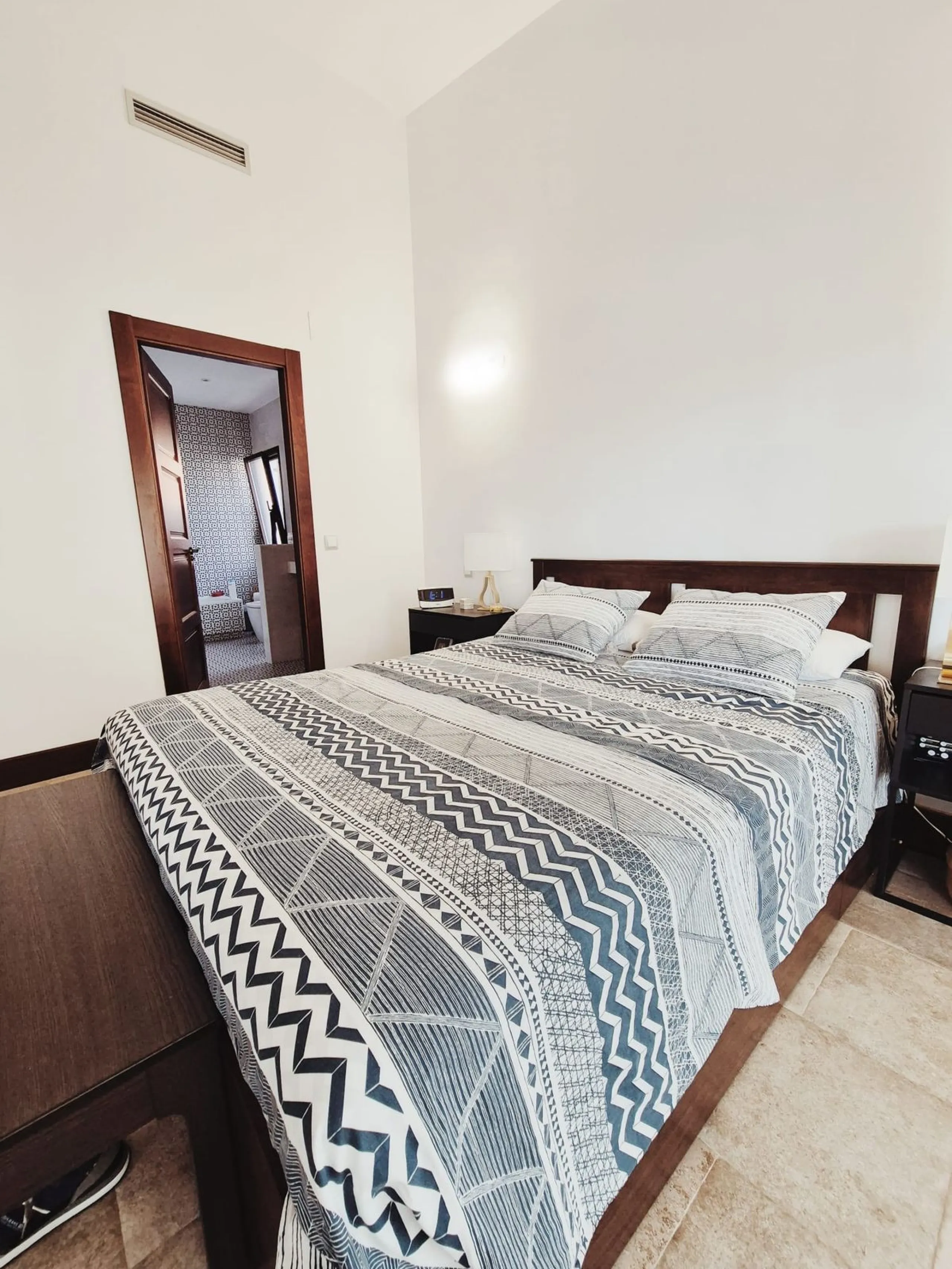 Discover this stunning Mediterranean-style home, located just a few meters from the sea. This charming residence offers an unbeatable location, with restaurants nearby and a seaside promenade within easy walking distance. The house features five spacious 
