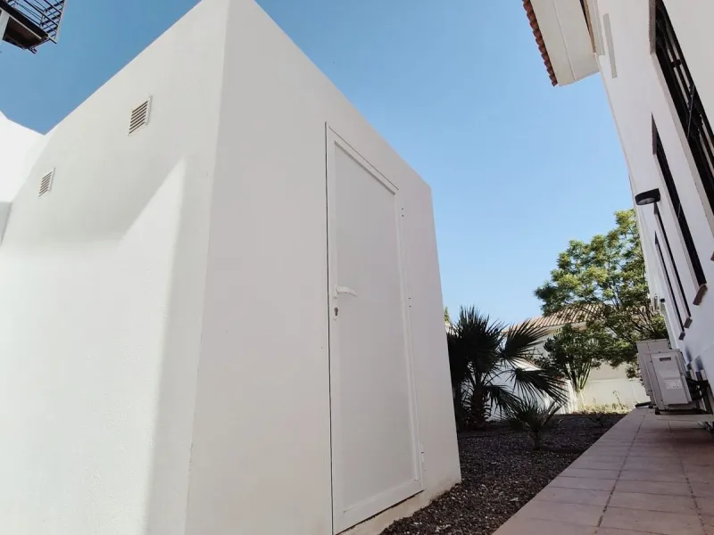 Discover this stunning Mediterranean-style home, located just a few meters from the sea. This charming residence offers an unbeatable location, with restaurants nearby and a seaside promenade within easy walking distance. The house features five spacious 