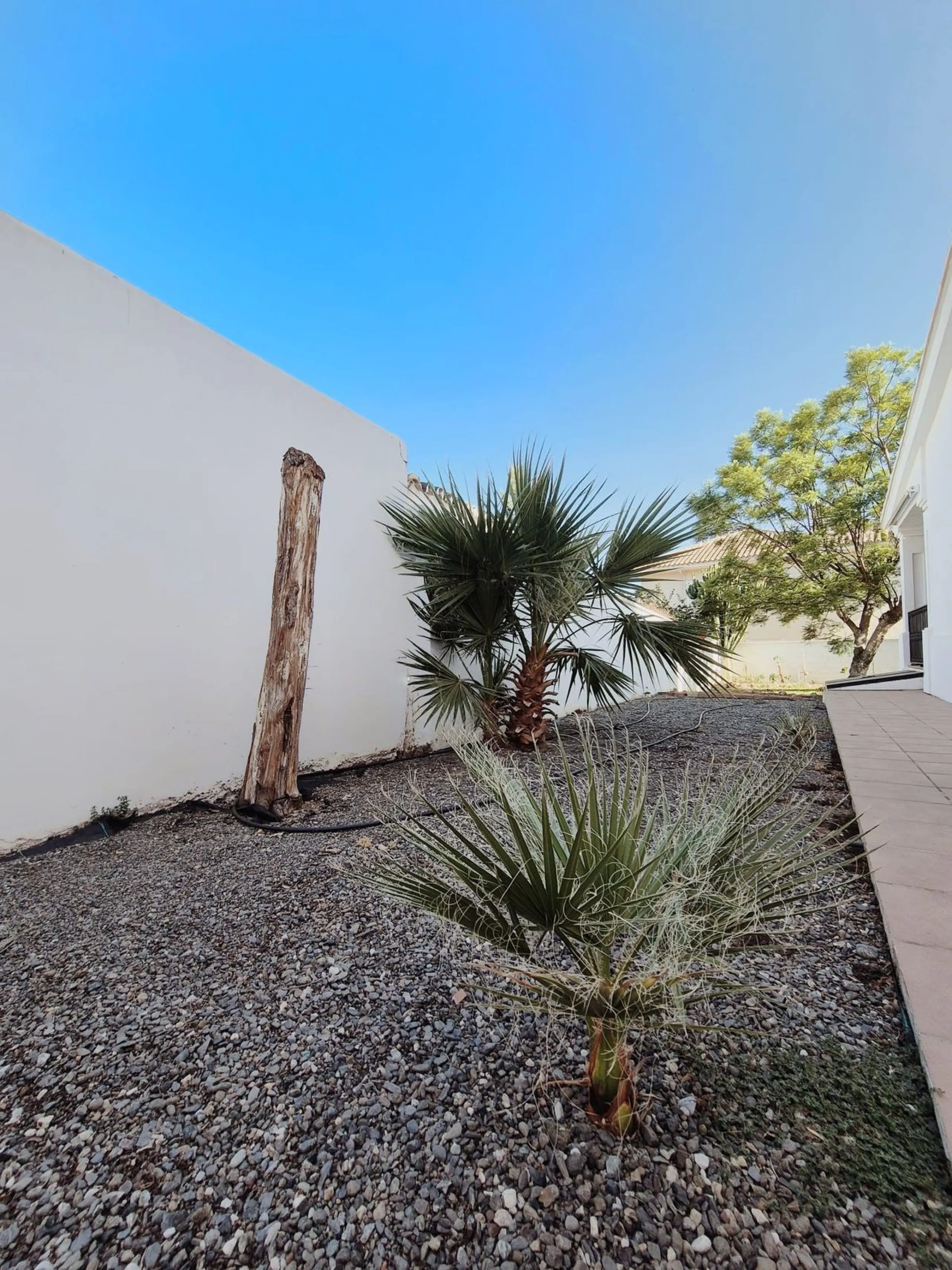 Discover this stunning Mediterranean-style home, located just a few meters from the sea. This charming residence offers an unbeatable location, with restaurants nearby and a seaside promenade within easy walking distance. The house features five spacious 