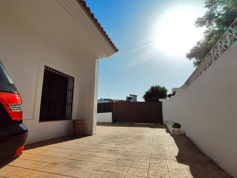 Discover this stunning Mediterranean-style home, located just a few meters from the sea. This charming residence offers an unbeatable location, with restaurants nearby and a seaside promenade within easy walking distance. The house features five spacious 