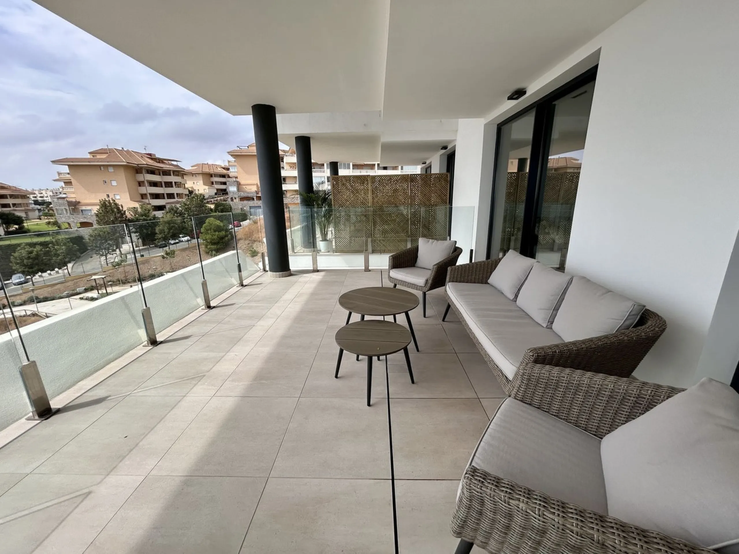 Seaviews Reserve is a residential complex facing the sea with fantastic terraces, which invite you to live, feel and see the sea, as an everyday part of your life. This 2 bedrooms and 2 bathrooms apartment offers great panoramic and open sea views in quie