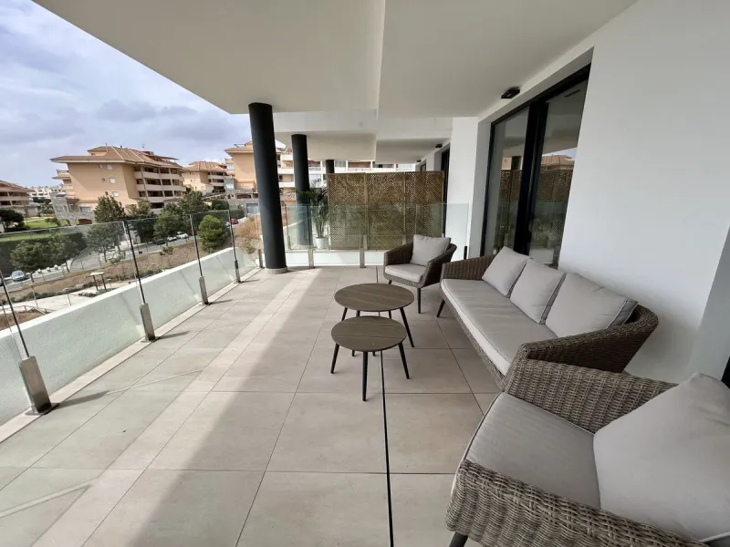 Seaviews Reserve is a residential complex facing the sea with fantastic terraces, which invite you to live, feel and see the sea, as an everyday part of your life. This 2 bedrooms and 2 bathrooms apartment offers great panoramic and open sea views in quie