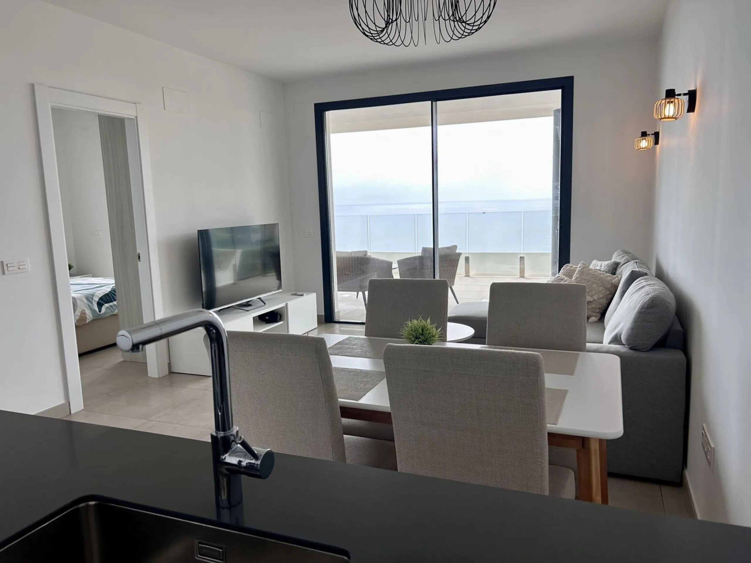 Seaviews Reserve is a residential complex facing the sea with fantastic terraces, which invite you to live, feel and see the sea, as an everyday part of your life. This 2 bedrooms and 2 bathrooms apartment offers great panoramic and open sea views in quie